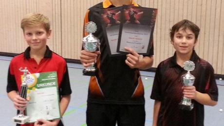 Die Sieger der drei Gruppen der Merchinger Jugendvereinsmeisterschaften von links: Ryan Ferreira, Benedikt Spielhofen und Andreas Umlauf.  

