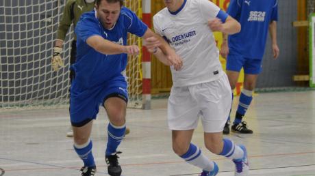 Bei der Vorrunde zur schwäbischen Futsal-Meisterschaft besiegte der SC Ichenhausen (weiße Trikots) Wiesenbach mit 3:2. Bei der Quali zur Kreismeisterschafts-Endrunde könnten beide in den Überkreuzspielen wieder aufeinandertreffen. 
