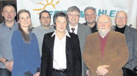 Die Kandidaten der Freien Wählergemeinschaft Schondorf für den Gemeinderat. In der Mitte vorne die Bürgermeisterkandidatin Dr. Iris Hallay-Losch.