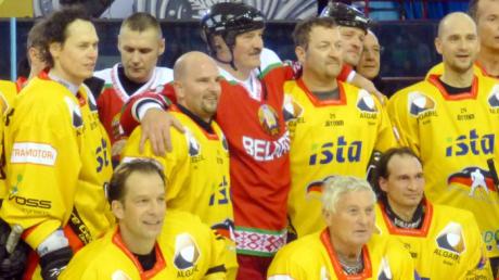 Markus Haschka (links) Arm in Arm mit dem Präsidenten (rotes Trikot). 
