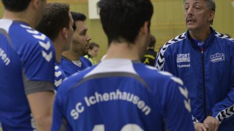 Ichenhausens Trainer Klaus Hornung (rechts) muss sich einiges einfallen lassen, um die schnellen Gundelfinger Angreifer zu stoppen. 
