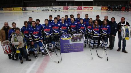 Die „erfolgreichste Eishockey-Mannschaft aller Zeiten“: Die Schülermannschaft des ESV Türkheim mit Trainer Gert Woll (hintere Reihe, Vierter von rechts) strebt in der Landesliga den dritten Platz an. 