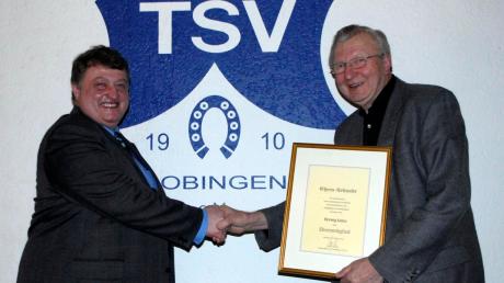 Mit Freude und Anerkennung übergab Erwin Treischl, Vorsitzender des TSV Bobingen, die Urkunde für die Ehrenmitgliedschaft an Herwig Leiter (rechts). 