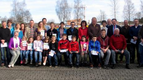 29 Jugendliche und 33 Erwachsene stellten sich in Klosterlechfeld im vergangenen Jahr den hohen Anforderungen des neuen Deutschen Sportabzeichens und bestanden.  
