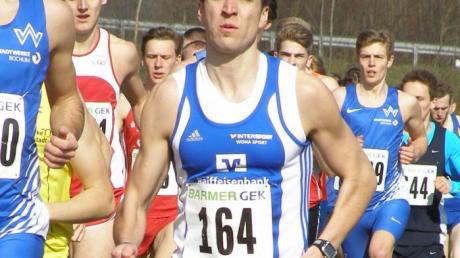Gut in Szene setzte sich Tobias Gröbl im Mittelstreckenrennen der Männer in Löningen.  
