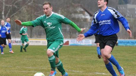 Nicht zu halten war Lukas Wagner vom TSV Zusmarshausen, der beim 5:0-Sieg gegen die SpVgg Auerbach (rechts Georg Weser) zwei Treffer erzielte. 
