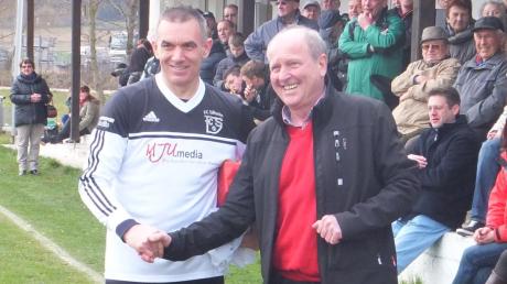 Alois Wolf (links) wurde von Silheims Vorsitzendem Rudi Berchtold für 1000 Spiele im Vereinstrikot geehrt. 

