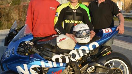 Der Burtenbacher Motorradrennfahrer Marc Neumann (Mitte) ist nach seinem schweren Unfall nun mit neuer Maschine wieder auf der Rennpiste. Unterstützt wird er von seinem Team mit Florian (links) und Walter Neumann. 

