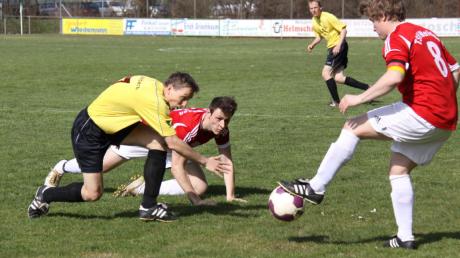 Während Biberbachs Frank Hoch und Weldens Alexander Wiedemann am Boden krabbeln, kann Andreas Rottmair den Ball annehmen. 

