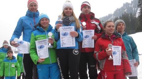 So sehen Sieger aus: Die besten drei Skirennläufer der Klasse U21 männlich/weiblich beim letzten Rennen des Schöffel-Kids-Cup in Berwang.  
