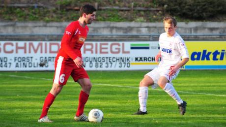 Julian Bergmair (rechts) und seine Mitspieler des TSV Aindling holten einen wichtigen Erfolg gegen Bubesheim.  
