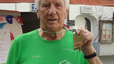 Mit äußerster Disziplin und Akribie bereitet sich Franz Gries auf seine Wettkämpfe vor. In Budapest wurde der 85-Jährige von der LG Reischenau-Zusamtal Weltmeister im Kugelstoßen. 
