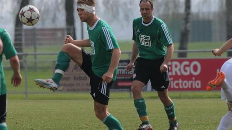 Will helfen: Nico Ledl (vorne) ist für den SV Karlshuld in der Abwehr eine große Stütze. Nach dem Spiel gegen Sulzemoos musste der 22- Jährige wegen einer mittelschweren Gehirnerschütterung eine Nacht im Krankenhaus verbringen.  
