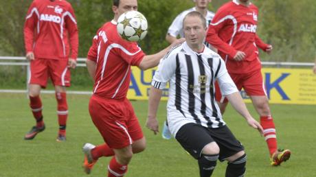 Maximilian Kempter (gestreiftes Trikot) sicherte dem TSV Offingen mit seinem Treffer einen Punkt im Derby gegen Jettingen. 
