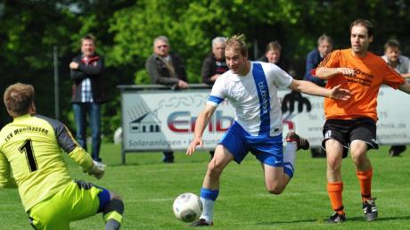 Ein heißes Match war das A-Klassen-Derby in Ried, in der Mitte Martin Steber, rechts Dominik Erber vom TSV Mühlhausen. 
