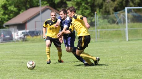 In die Zange genommen: Der TSV Ettringen kam gegen den TSV Kammlach (gelbe Hemden) nicht wie erwünscht zum Zug.