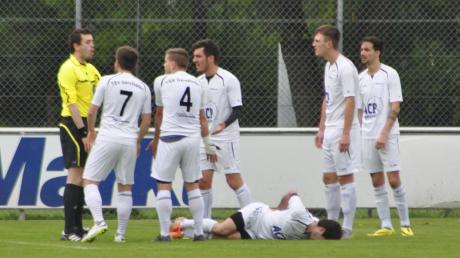 Kollektives Entsetzen beim TSV Gersthofen, als es nach einem Foul an Daniel Zweckbronner Elfmeter für den SC Fürstenfeldbruck gab, mit dem die 0:3-Niederlage eingeleitet wurde.