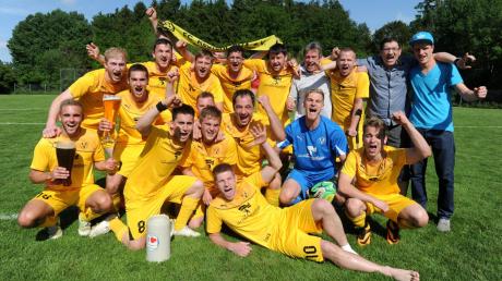 Ein Prosit auf den Aufstieg. Als Vizemeister der B-Klasse Nordwest hat der FC Reutern mit dem 3:0-Sieg gegen den CSC Batzenhofen den Aufstieg in die A-Klasse geschafft. 
