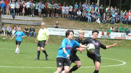 Am Vatertag zum Frauenfußball. Eine imposante Kulisse verfolgte das Kreisliga-Spitzenspiel zwischen dem SSV Anhausen (im blauen Trikot Melissa Popfinger) und dem FC Königsbrunn. 
