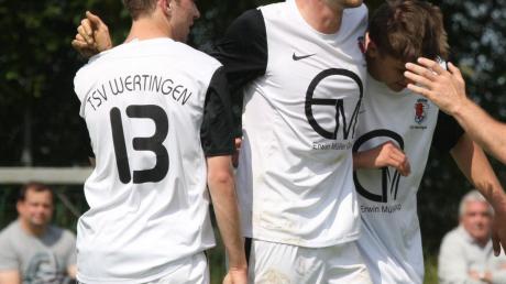 Mann des Tages im Derby Wertingen II – Unterthürheim war Fabian Knötzinger (Mitte), der gegen seinen Ex-Verein beide Tore zum 2:0-Sieg erzielte. 
