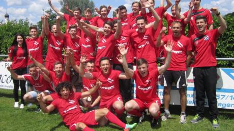Als souveräner Meister steigen die A-Junioren der SG TSV Hollenbach in die Kreisliga auf. Nun machten sie das Double perfekt, indem sie sich im Elfmeterschießen den Kreispokal sicherten. 
