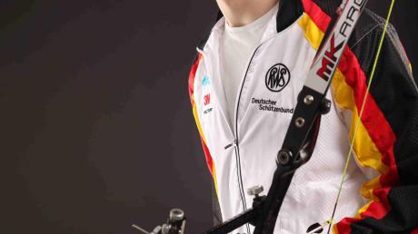 Andreas Mayr mit seinem Sportgerät, dem Recurvebogen. Im August wird der 17-jährige Gymnasiast aus Thierhaupten bei den Olympischen Jugendspielen die deutschen Farben vertreten. 
