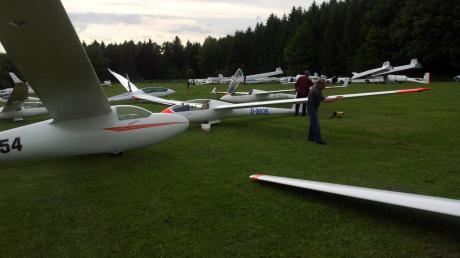 Auch das gehört zur Segelflug-Bundesliga: Nach der Landung werden die empfindlichen Tragflächen der Segelflugzeuge geputzt.  
