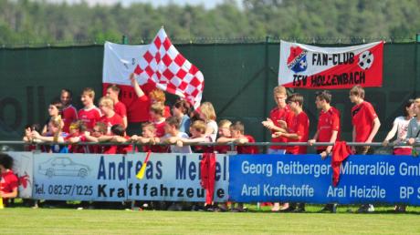 Bei den Entscheidungsspielen immer mit dabei: Hollenbacher Fans unterstützen die Fußballer bei ihrem Weg in die Kreisliga. 
