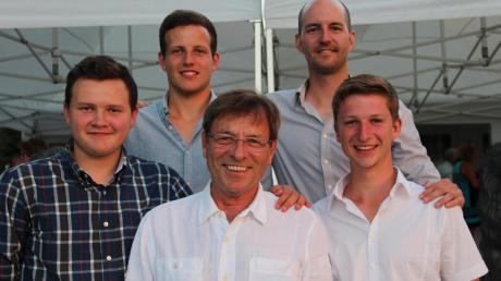 Der Präsident des Golfclubs zu Gut Ludwigsberg in Türkheim, Rudolf Wiedemann (Mitte), gratuliert den jungen Gewinnern (von links) Maxi und Benjamin Biddle, Philip Leinsle und Marcus Schmid. 
