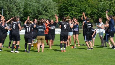 Nachdem sie über die Relegationsspiele ganz sicher den Aufstieg aus der Landesliga in die Verbandsliga geschafft hatten, brach bei den Bellenberger Spielerinnen großer Jubel aus. Das Team wird zusammen bleiben. 

