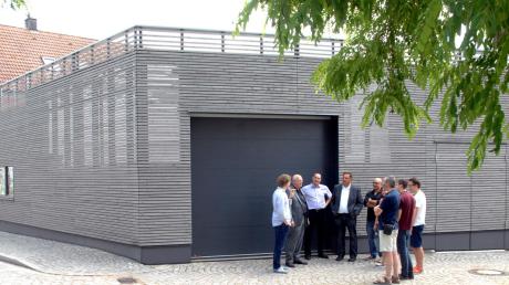 Eine Hülle aus Holzlamellen erhielt die neue Werkstatt von H&M electronics in Dillingen. 

