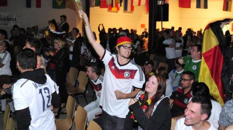 Die Fans im Ochsenzwinger bejubeln das 2:0 der deutschen Mannschaft. Zwar schaffte Algerien noch den 1:2-Anschlusstreffer, aber kurz danach war Schluss. Deutschland steht im Viertelfinale gegen Frankreich. 