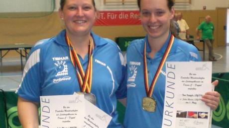 Jutta Martin (links) vom SV Ried freut sich mit ihrer Partnerin Tina Knöpfle (Königsbrunn) über den Gewinn des Deutschen Meistertitel in der C-Klasse der Tischtennisspielerinnen. 
