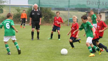Im Halbfinale der U-11-Jugend zwischen dem TSV Inchenhofen (rote Trikots) und dem TSV Pöttmes setzte sich die Mannschaft der Ausrichter mit 4:0 durch. In der Mitte Schiedsrichter Hans Zwerger.