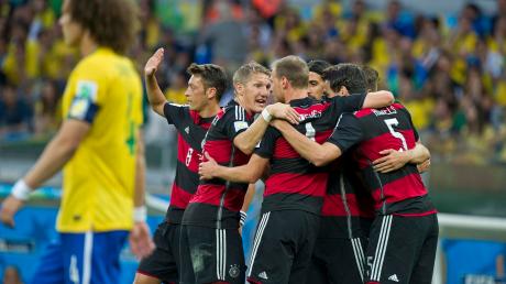 Es war ein historischer Sieg: Mit 7:1 fertigte die deutsche Nationalmannschaft im WM-Halbfinale Gastgeber Brasilien ab. Wie es kommen kann, dass eine Partie auf diesem Niveau so ausgeht – das versuchen Fußballtrainer aus der Region zu erklären. 
