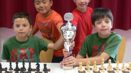 Das Quartett der Grundschule Leipheim sicherte sich in Dillingen souverän den nordschwäbischen Schul-Meistertitel im Schach. 
