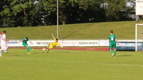 Die entscheidende Szene: Nördlingens Nico Öfele spielt zu Michael Knötzinger (8) und der vollendet zum 2:0. Aindlings Torwart Florian Peischl erwischt den Ball nicht mehr.  

