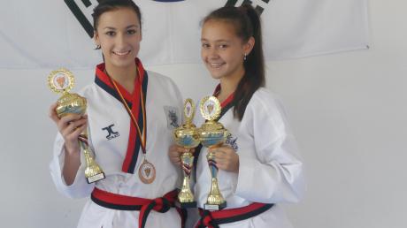 Zwei Mädchen, drei Titel: Victoria Wunderle (links) und Marina Briechle (rechts) waren bei der deutschen Taekwondo-Jugendmeisterschaft in Dresden erfolgreich. 