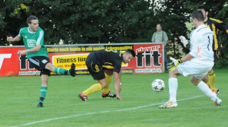Doppelter Torschütze: Matthias Eberle (links) feierte beim SV Karlshuld nach seiner Verletzungspause einen glänzenden Einstand. Sein Doppelpack aber reichte beim FC Hitzhofen nicht zum Sieg. Am Ende stand es 2:2.  
