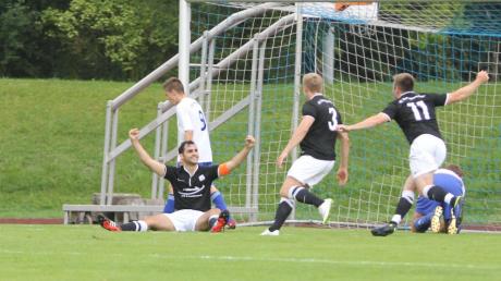Das erste Tor für den FC Bad Wörishofen in der neuen Kreisliga-Saison erzielte Kapitän Benedikt Singer (sitzend) per Kopf in der 32. Spielminute. Am Ende trennten sich die Teams aus Bad Wörishofen und Woringen leistungsgerecht 2:2-Unentschieden.