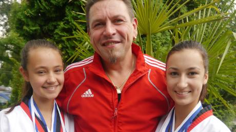 Ein Trainer und seine Goldmädels: Marina Briechle (links) und Victoria Wunderle machten ihren Coach Markus Wittek stolz.