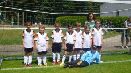Karla Sauber mit den F-Junioren des TSV Oettingen.  