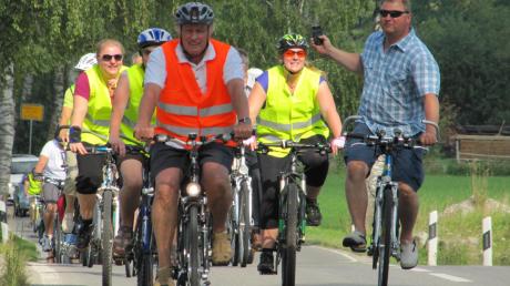 Rund 80 Radfahrer haben am Freitag mit einer gemeinsamen Befahrung der Birkenallee ihrer Forderung, zwischen Dießen und Fischen einen Radweg durchs Naturschutzgebiet zu bauen, Nachdruck verliehen. 
