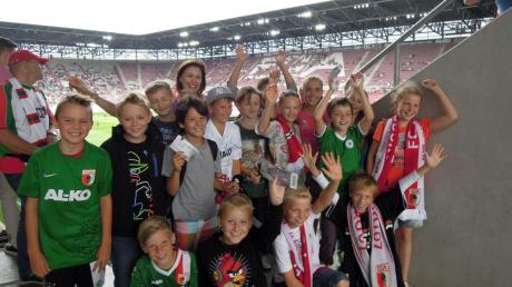 Der FC Augsburg lud die Siegermannschaft der Grundschule Stätzling-Derching mit ihrer Lehrerin Sabine Simon in die SGL Arena ein.  
