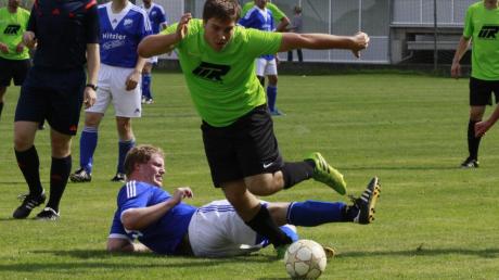Martin Jakob vom FC Osterbuch (grünes Trikot) setzt sich hier gegen seinen Villenbacher Gegenspieler Fabian Grunenberg durch. 

