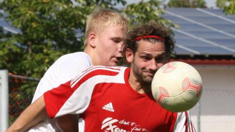 Stets auf Tuchfühlung mit seinem Gegenspieler aus Landshausen war Wortelstettens Tobias Fech (links). Sein Einsatz hat sich gelohnt. Am Ende gewannen die Gastgeber mit 2:0. 
