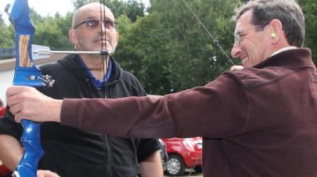Auch Ustersbachs Bürgermeister Max Stumböck versuchte sich im Bogenschießen. Links Bogenreferent Wolfgang Herrmann. 
