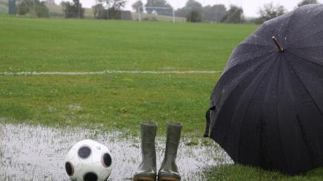 Das Lokalderby zwischen dem VfL Zusamaltheim und dem SV Roggden musste aufgrund der Witterung abgesagt werden. Am Rand des Spielfelds befanden sich tiefe Wasserpfützen. 
