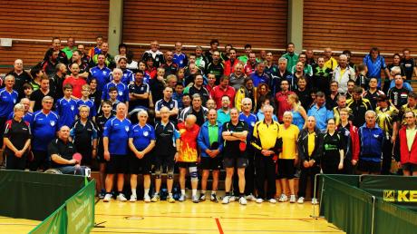 Ein eindrucksvolles Gruppenbild beim Tischtennisturnier der „Wilden Liga“ in Nördlingen. Exakt 104 Spielerinnen und Spieler aus 29 Vereinen waren in der Schillerhalle mit von der Partie und gingen in den verschiedenen Leistungsklassen an die Platten.  
