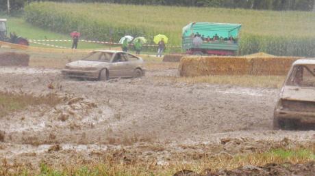 Der 26. Ziswinger Autocross ist aufgrund des Dauerregens zu einer Schlammschlacht geworden.  
